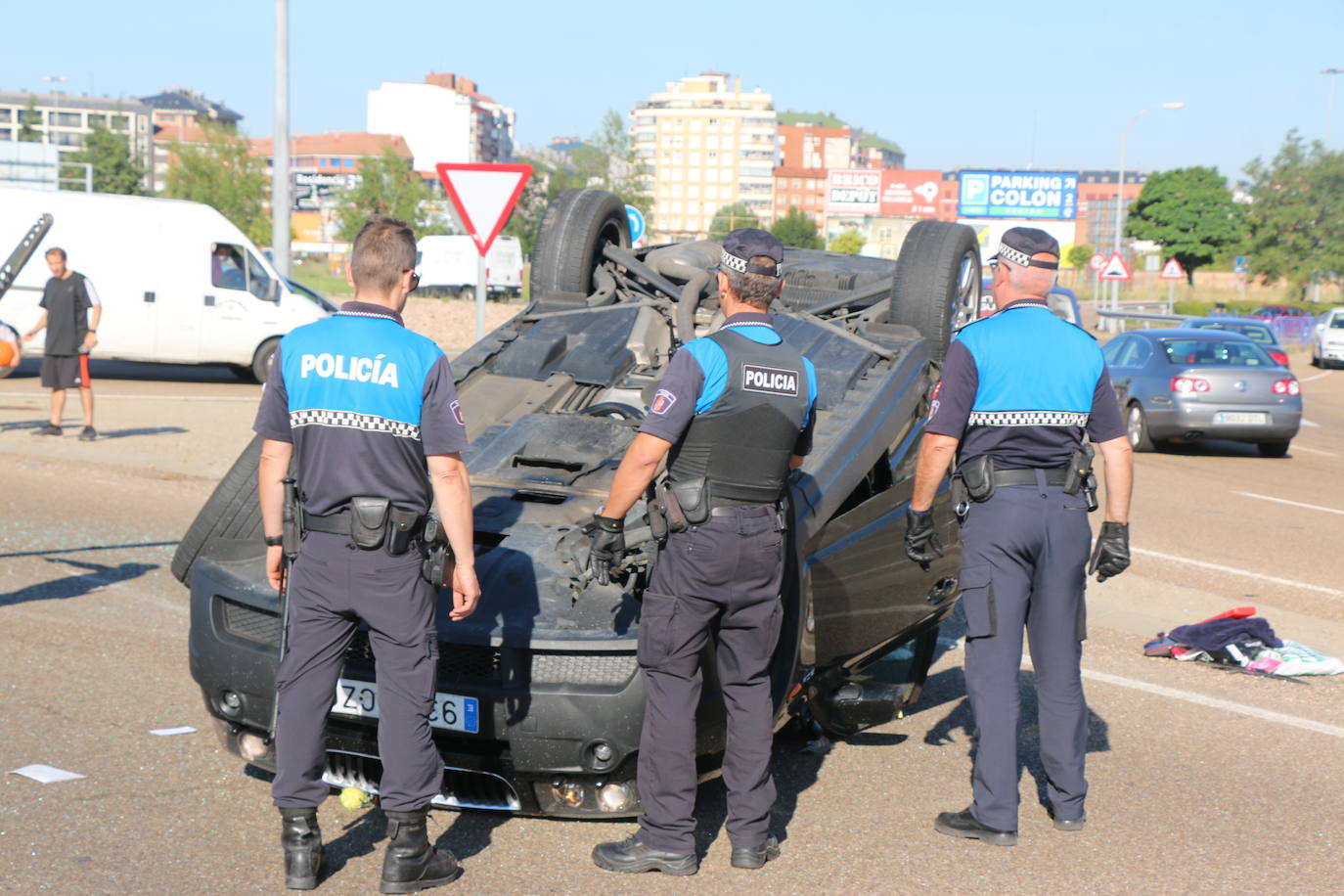 Fotos: Apartoso vuelco en la rotonda de Carrefour de León