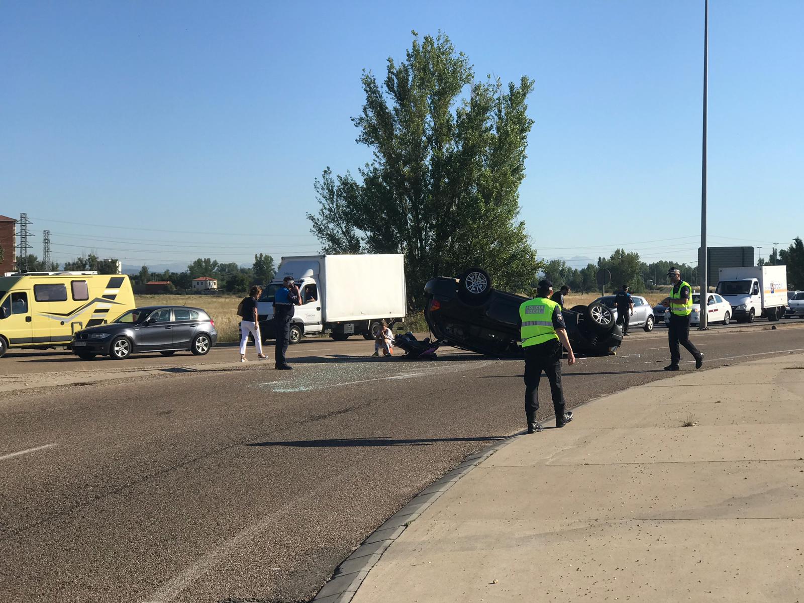 Fotos: Apartoso vuelco en la rotonda de Carrefour de León