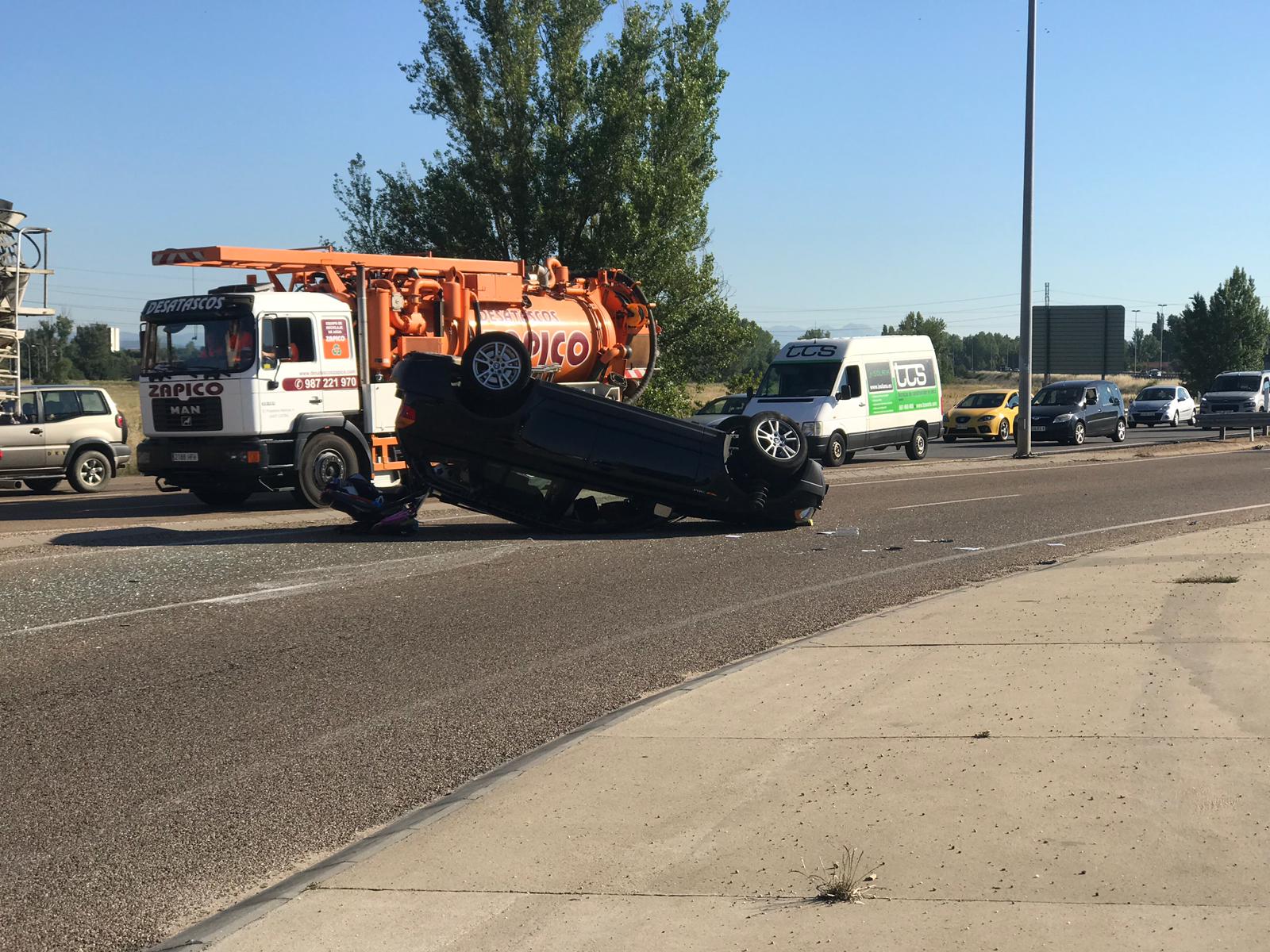 Fotos: Apartoso vuelco en la rotonda de Carrefour de León