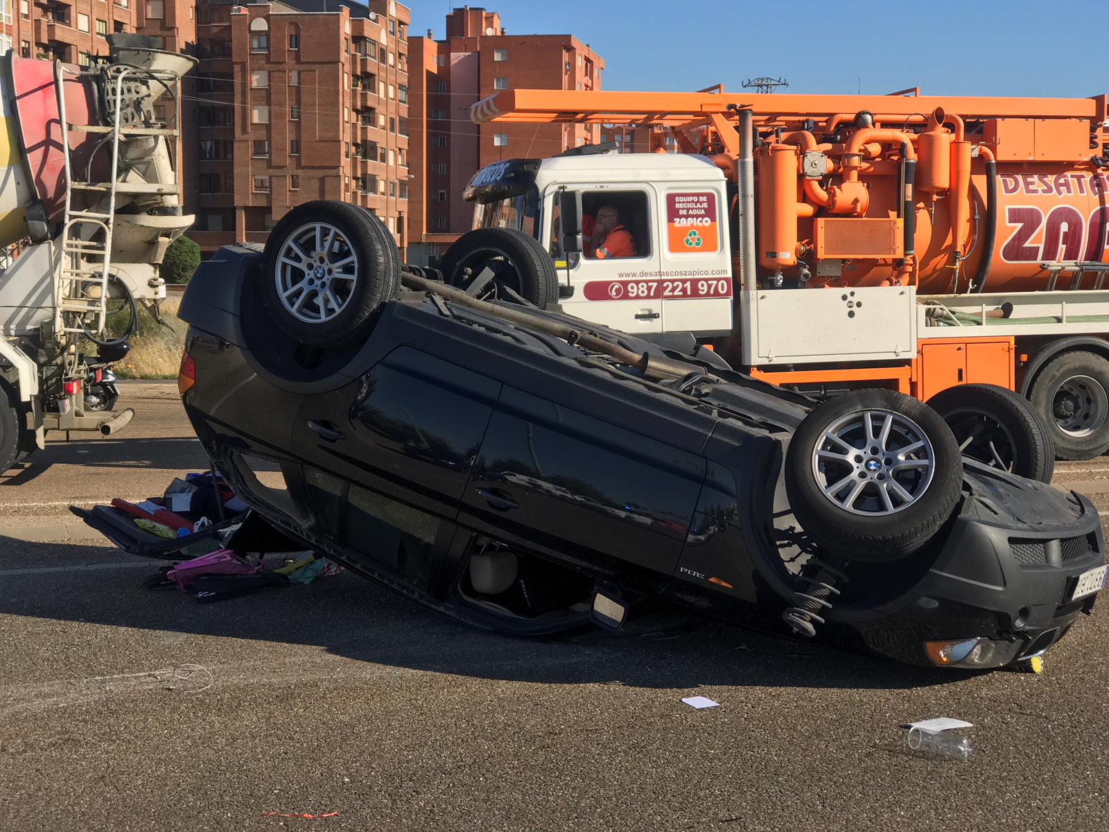 Fotos: Apartoso vuelco en la rotonda de Carrefour de León