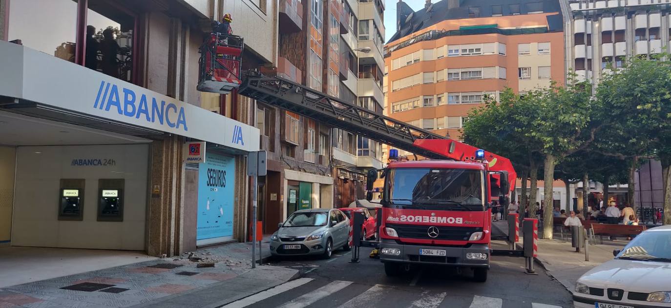 Fotos: Desprendimiento de una cornisa en León