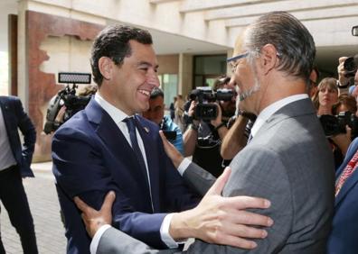 Imagen secundaria 1 - Rajoy a su llegada a las Cortes. En la segunda imagen, Luis Fuentes, presidente de las Cortes, saluda a Manuel Moreno Bonilla, presidente de Andalucía. En la última fotografía dos expresidentes del Gobierno regional juntos: Juan Vicente Herrera y Juan José Lucas.