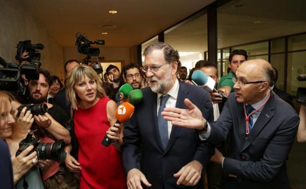 Imagen principal - Rajoy a su llegada a las Cortes. En la segunda imagen, Luis Fuentes, presidente de las Cortes, saluda a Manuel Moreno Bonilla, presidente de Andalucía. En la última fotografía dos expresidentes del Gobierno regional juntos: Juan Vicente Herrera y Juan José Lucas.