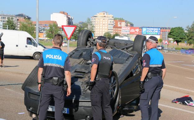 Galería. Agentes de la Policía Local en el lugar del accidente. 