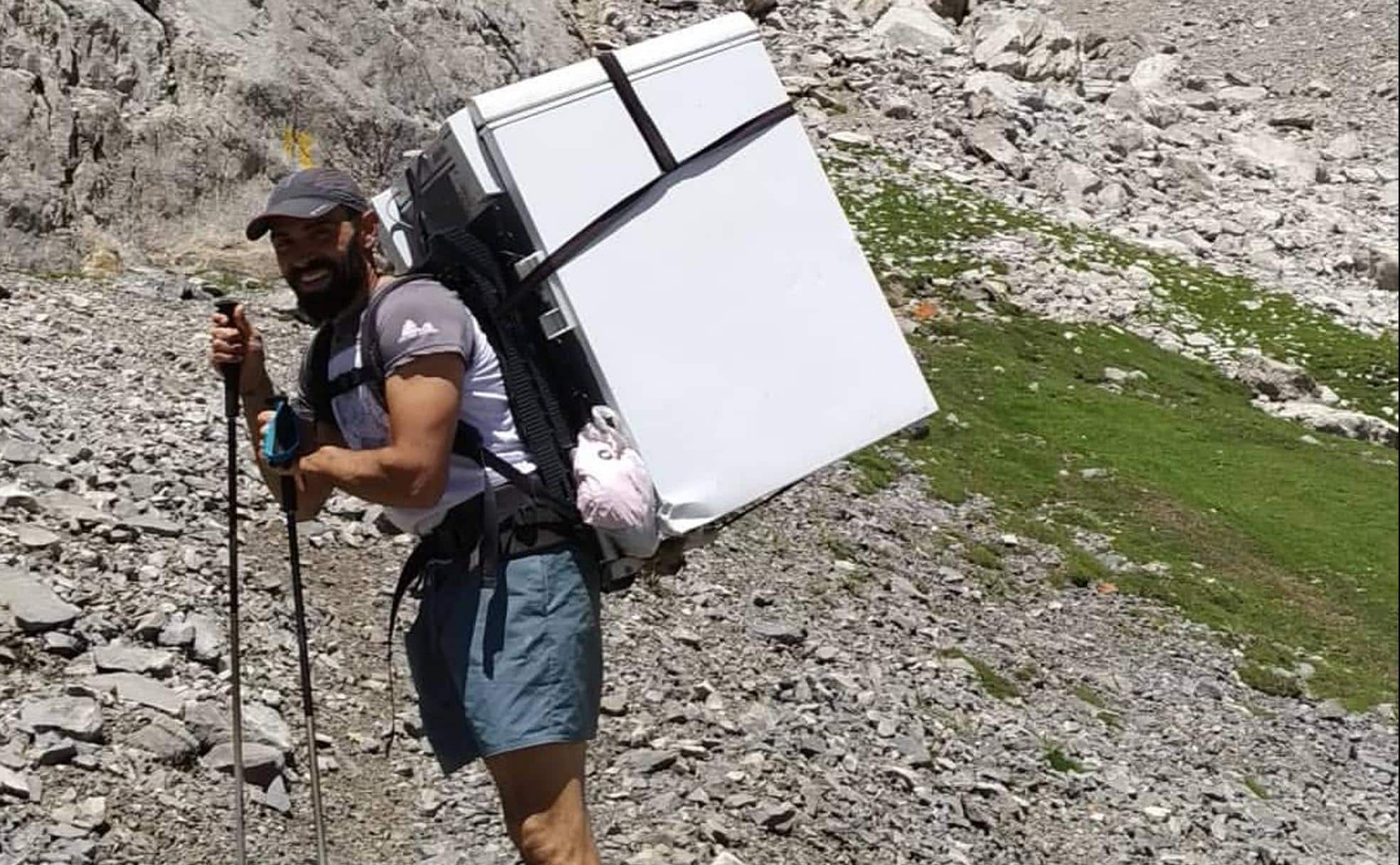 Un descanso durante el porte del frigorífico. 