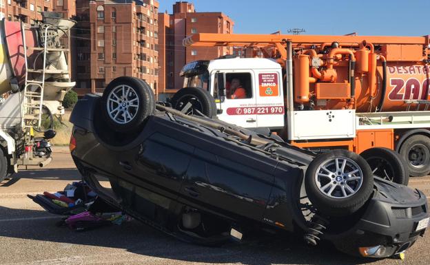 Imagen del vehículo que sufrió el vuelco. 