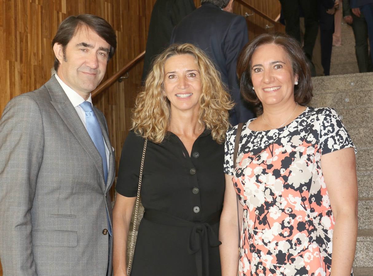 Cerca de trescientos invitados acompañan al nuevo presidente de la Junta de Castilla y León en «uno de los dos momentos más importantes de mi trayectoria política»