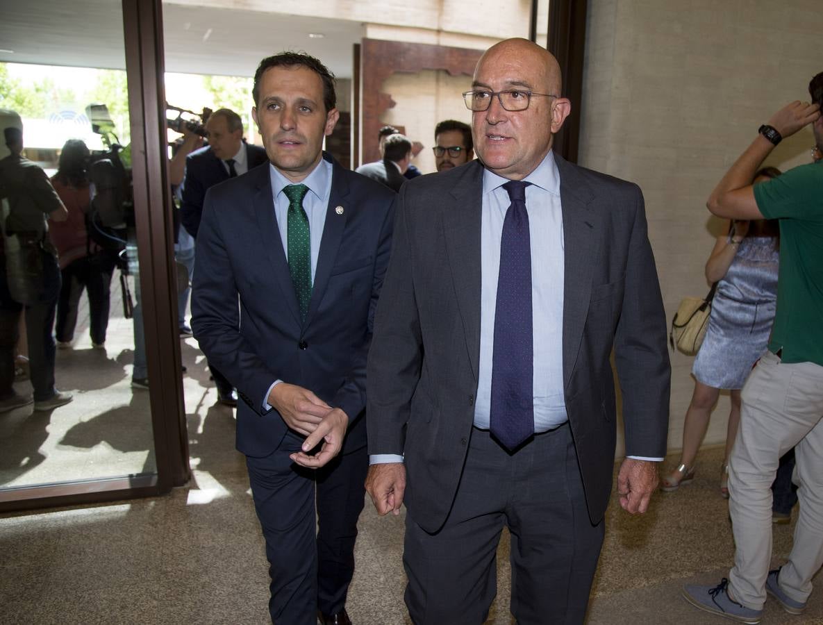 Cerca de trescientos invitados acompañan al nuevo presidente de la Junta de Castilla y León en «uno de los dos momentos más importantes de mi trayectoria política»