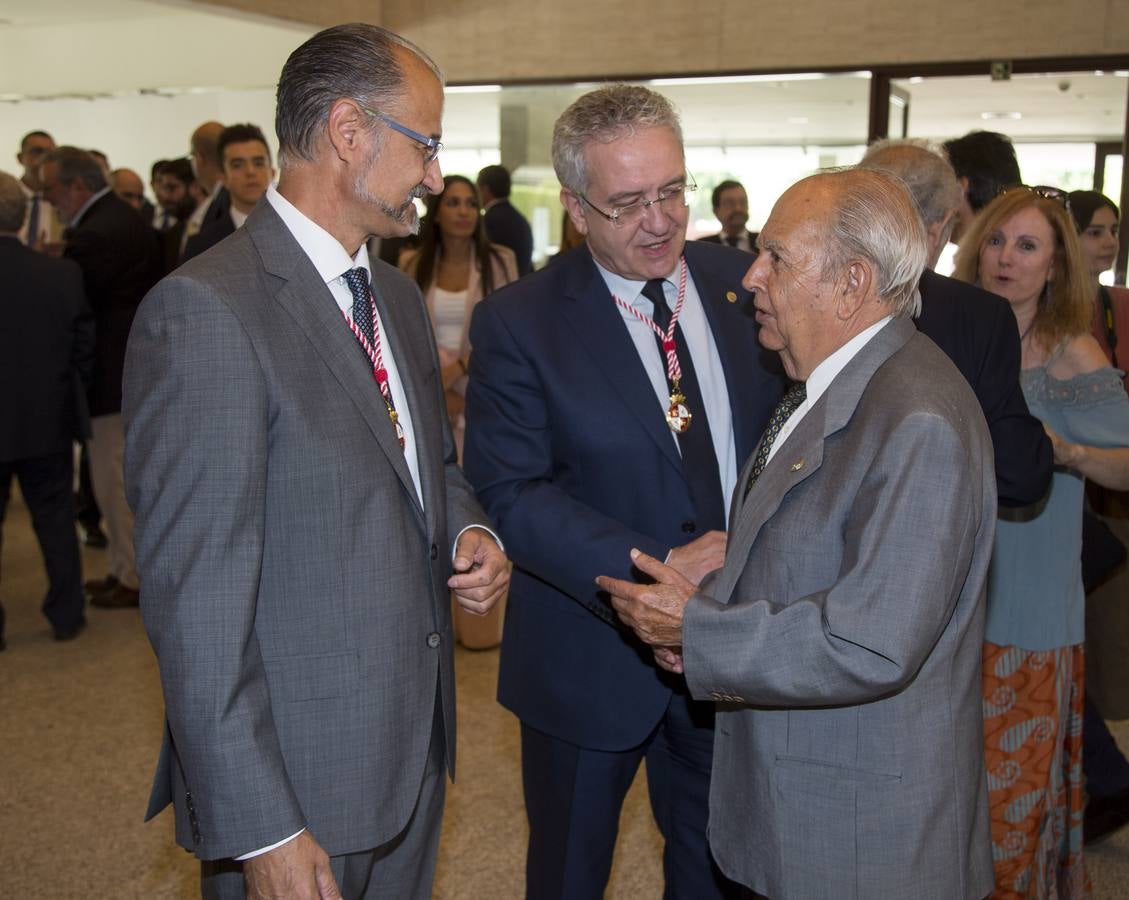 Cerca de trescientos invitados acompañan al nuevo presidente de la Junta de Castilla y León en «uno de los dos momentos más importantes de mi trayectoria política»