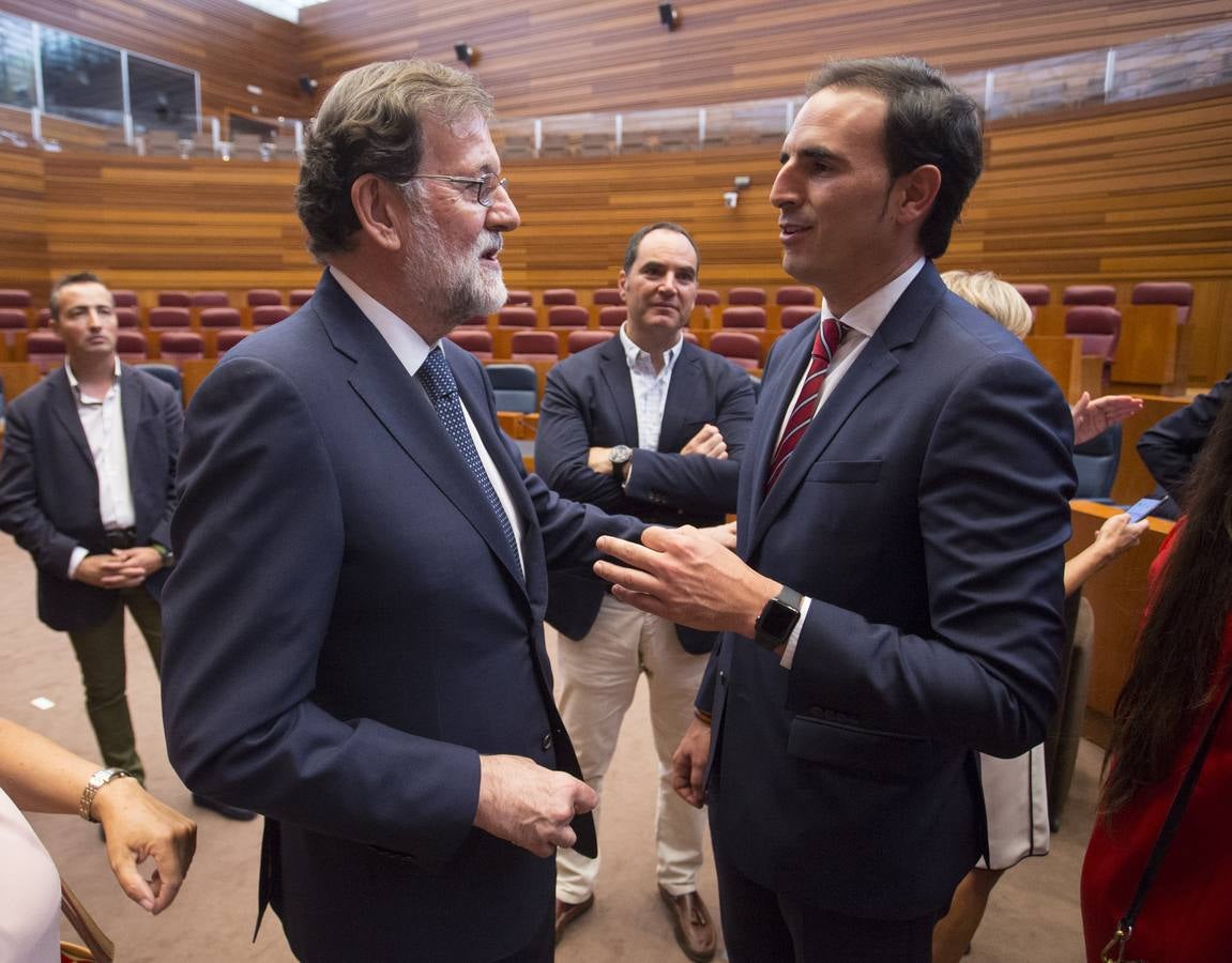 Cerca de trescientos invitados acompañan al nuevo presidente de la Junta de Castilla y León en «uno de los dos momentos más importantes de mi trayectoria política»