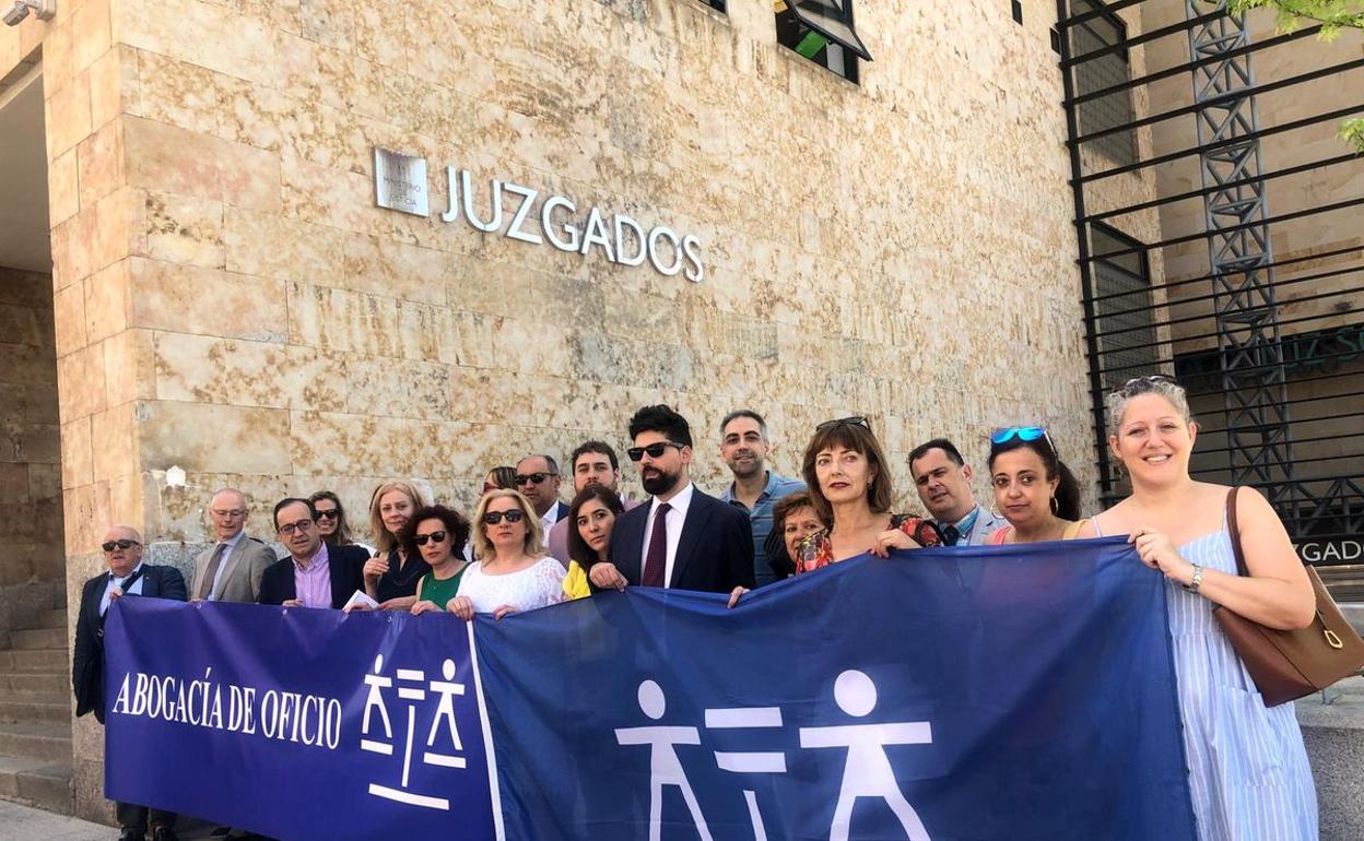 Protesta a favor de la justicia gratuita. 