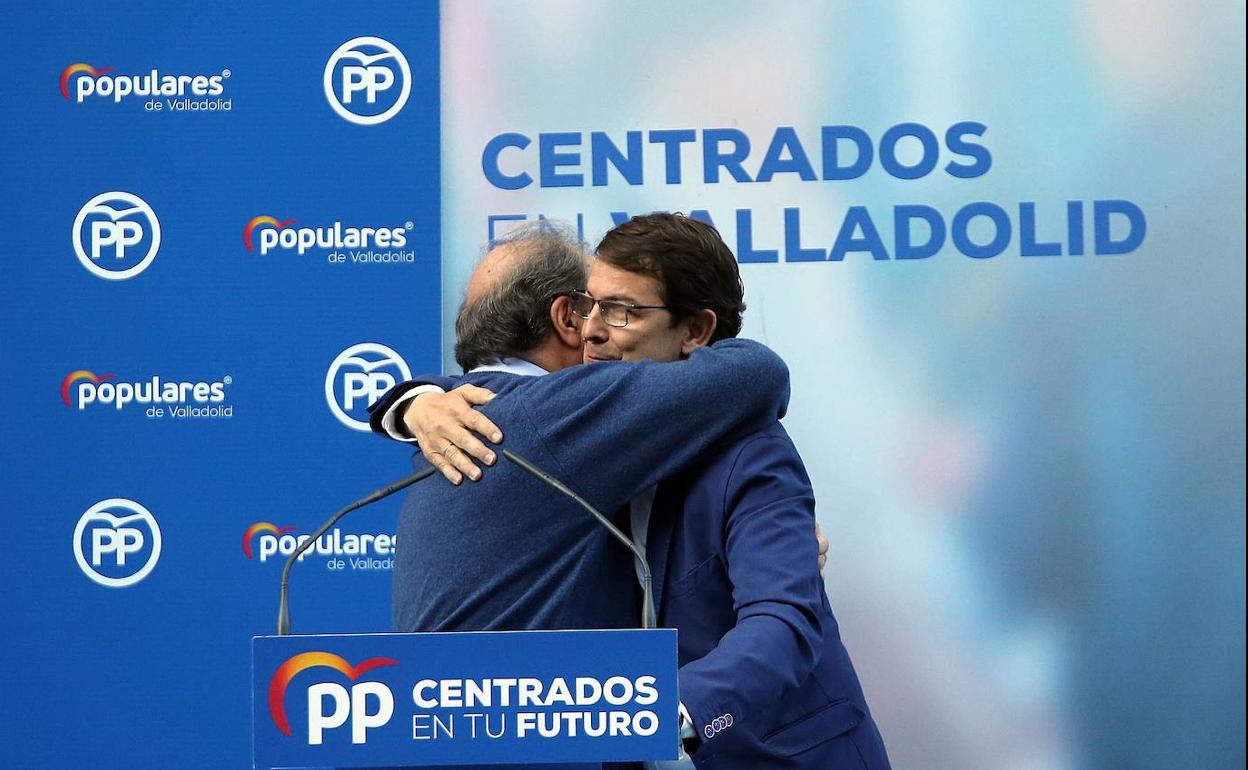 Herrera y Mañueco se abrazan en el cierre de campaña. EL NORTE