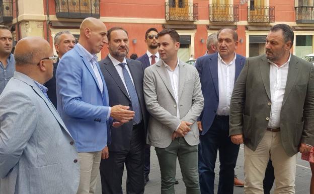 El secretario de organización del Partido Socialista llega al Palacio del Conde Luna.