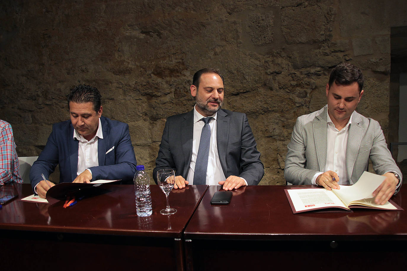 Fotos: Firma del documento de compromiso entre PSOE y UPL por la Diputación de León