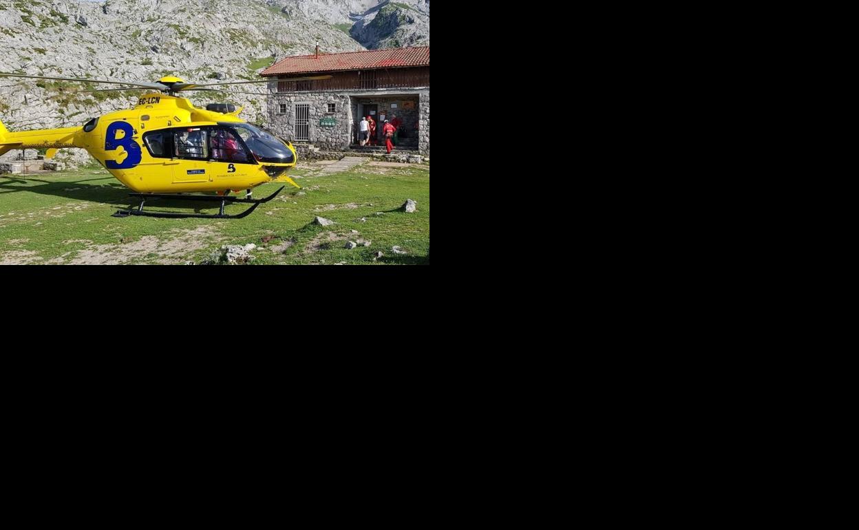 El helicóptero, en el refugio, durante la operación.