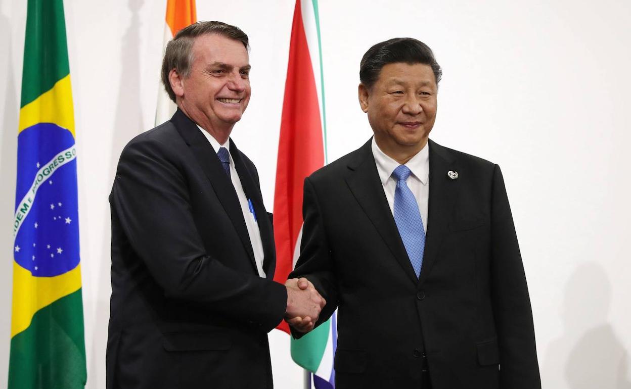 El presidente de Brasil, Jair Bolsonaro, saluda al presidente chino, Xi Jinpingx, en la última cumbre del G20 en Osaka (Japón).