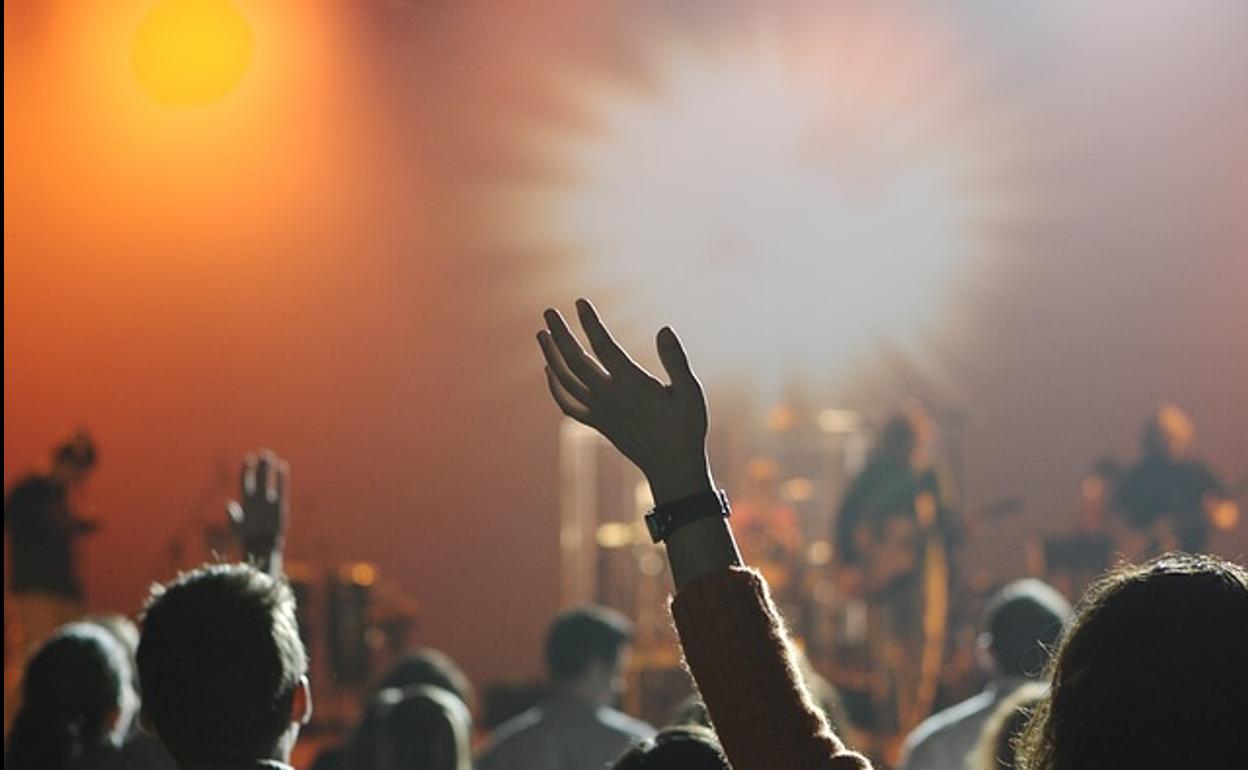 Un guateque de los años 60 da inicio a las fiestas de Santa Ana en Cabañas Raras