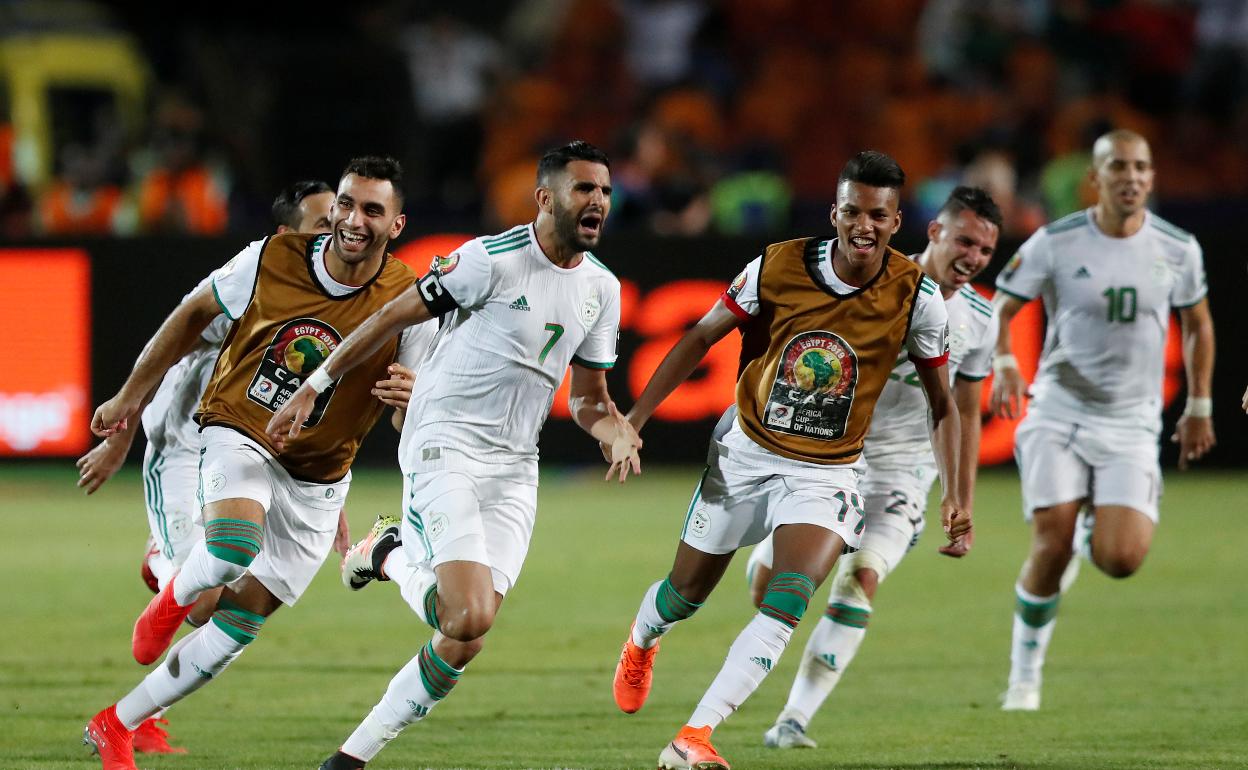 Riyad Mahrez celebra el 2-1 a Nigeria perseguido por sus compañeros de Argelia