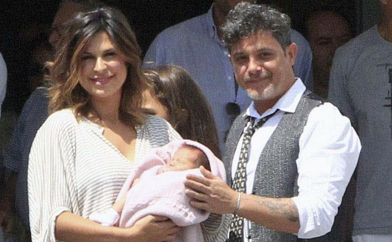 Alejandro Sanz y Raquel Perera con su hija Alma, que nació en julio de 2014. 