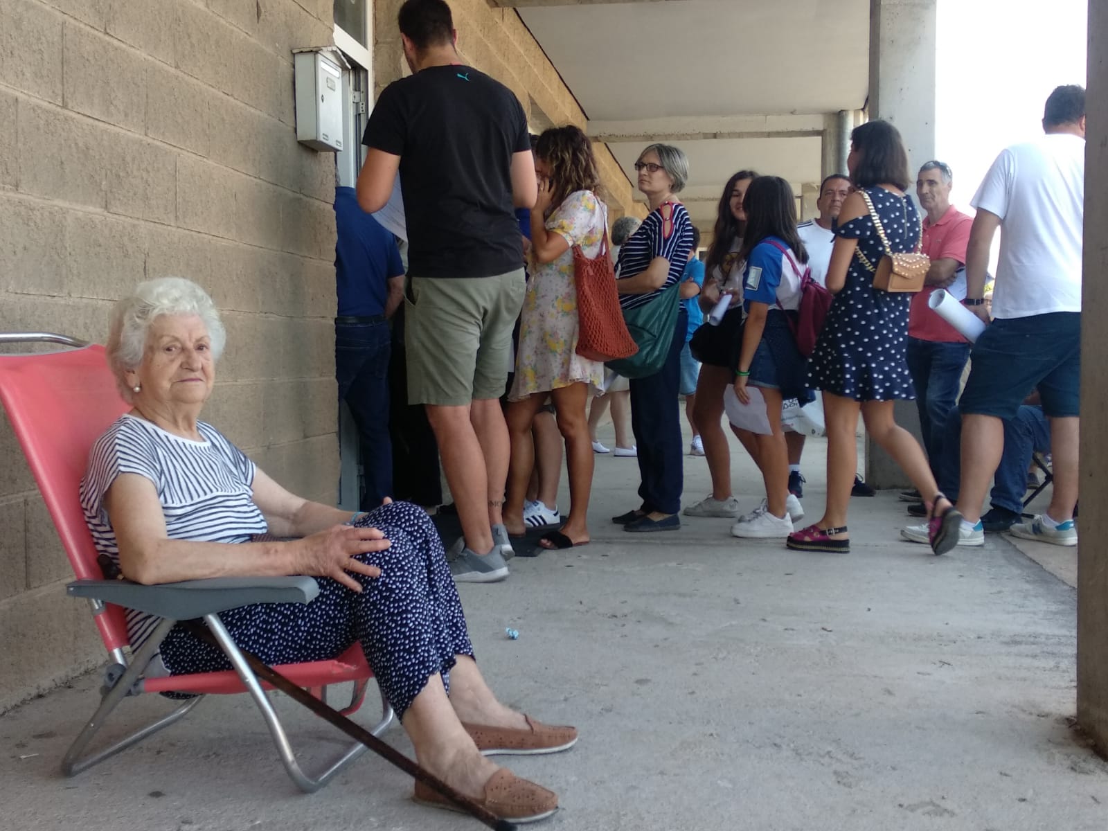 Fotos: Largas colas en la primera jornada de distribución de carnets de la Ponferradina