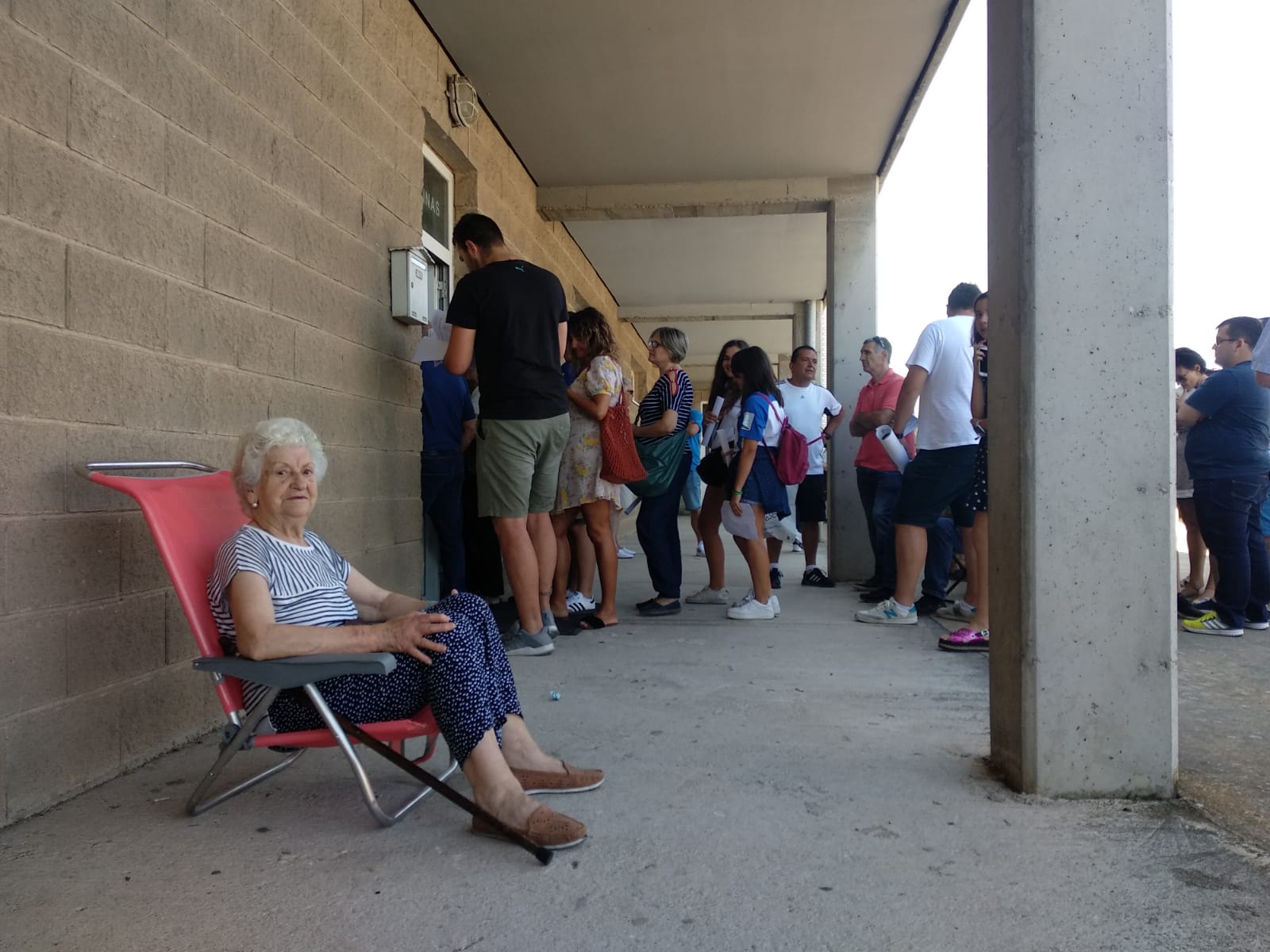 Fotos: Largas colas en la primera jornada de distribución de carnets de la Ponferradina