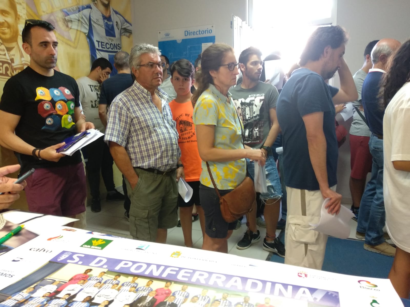 Fotos: Largas colas en la primera jornada de distribución de carnets de la Ponferradina