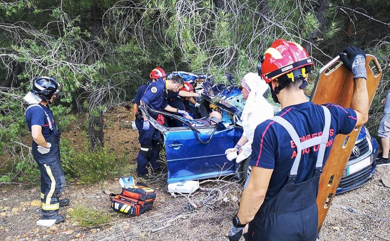 Los bomberos de León, en el lugar del accidente. 