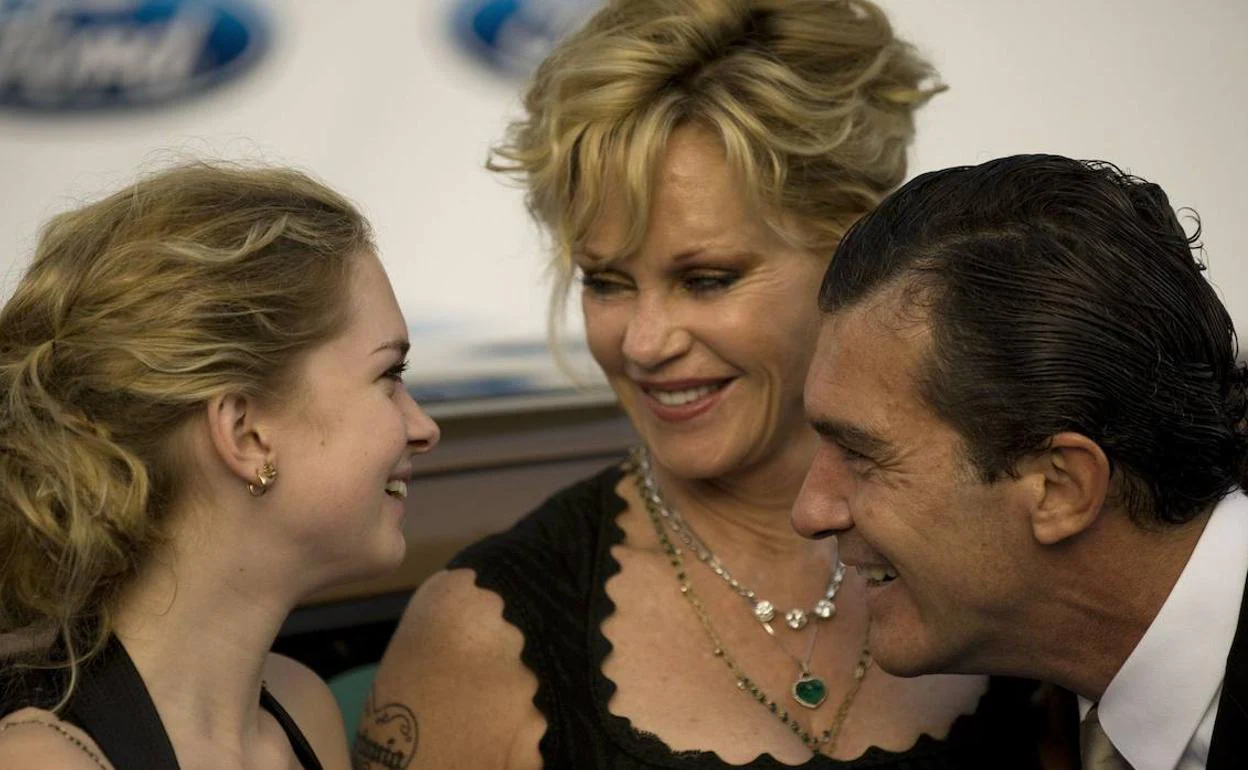 Antonio Banderas junto a Melanie Griffith y su hija Stella.