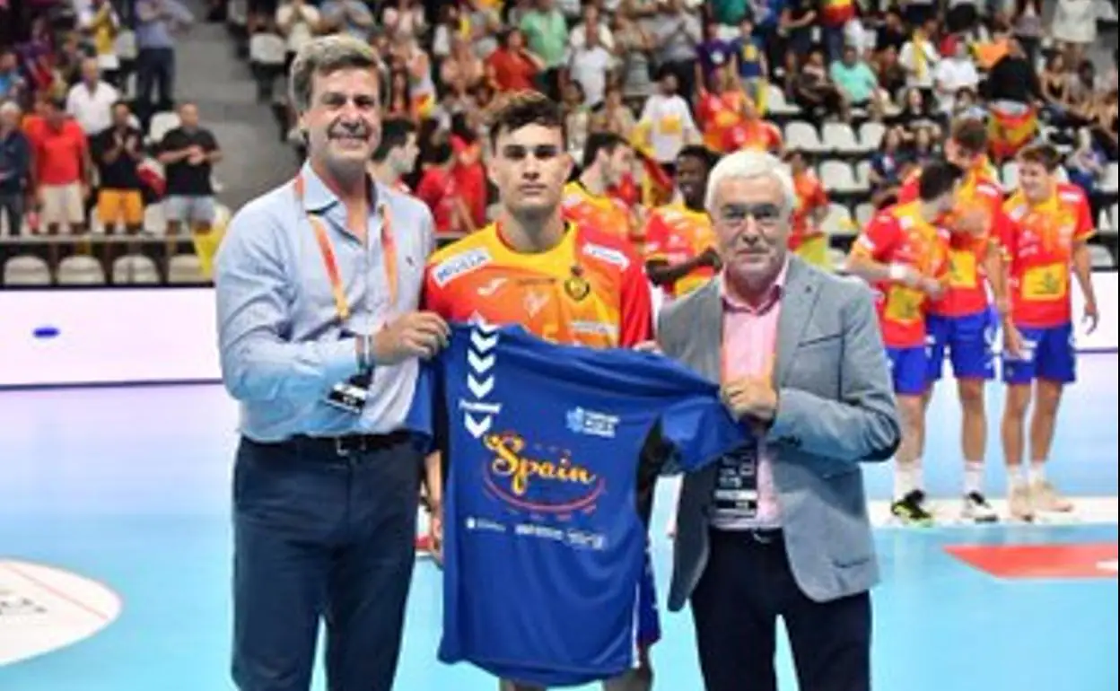 Gonzalo Pérez recibe el premio de manos de Cayetano Martínez de Irujo y el concejal de Deportes de Vigo.
