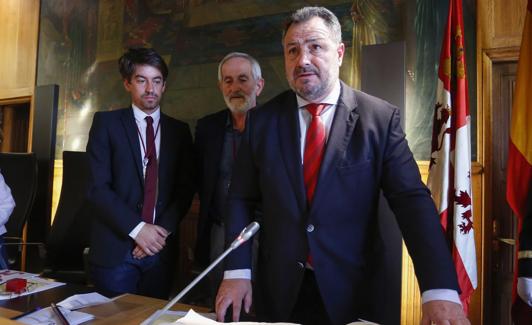 Eduardo Morán, jura su cargo como presidente de la Diputación. 
