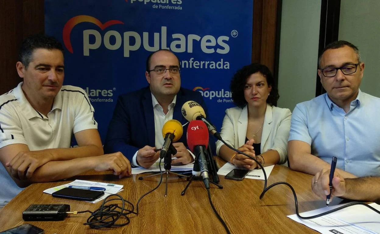 El portavoz del PP, Marco Morala, junto a concejales de su grupo, durante su comparecencia.