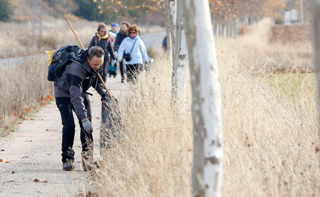 Jornada de limpieza en un tramo de la Ruta Jacobea a su paso por la provincia leonesa.