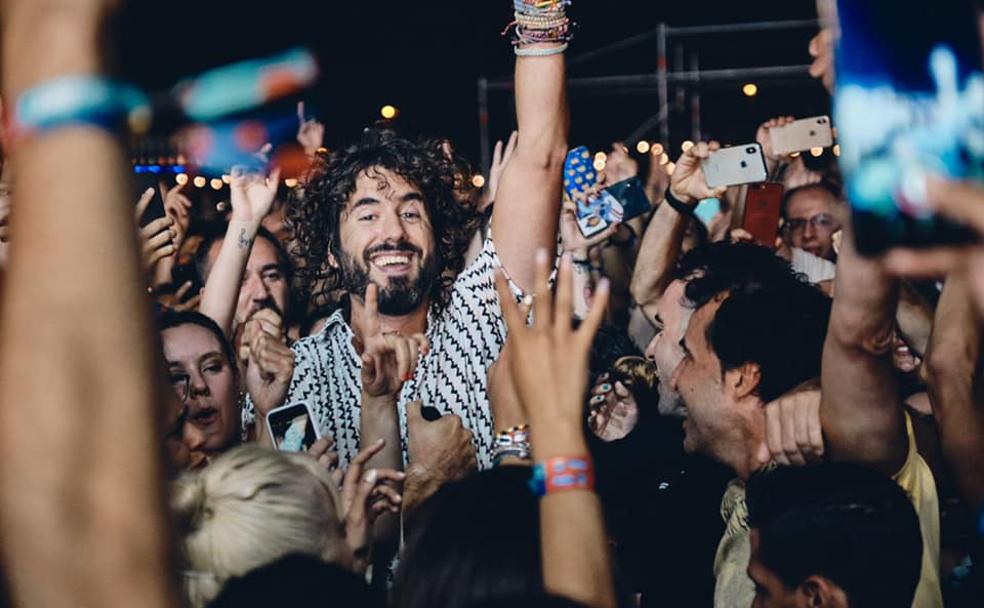 Mikel Izal no dudó en bajarse a cantar con el público asistente.