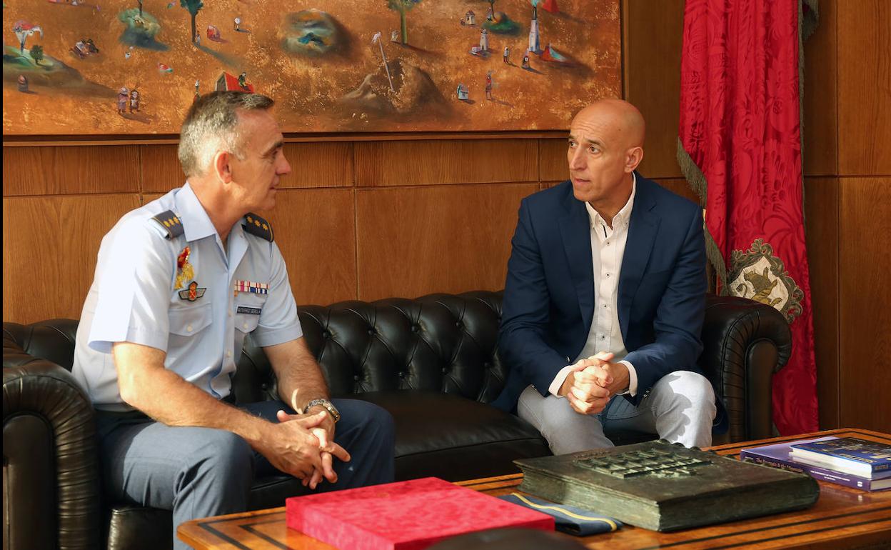 Reunión entre el alcalde y el coronel.