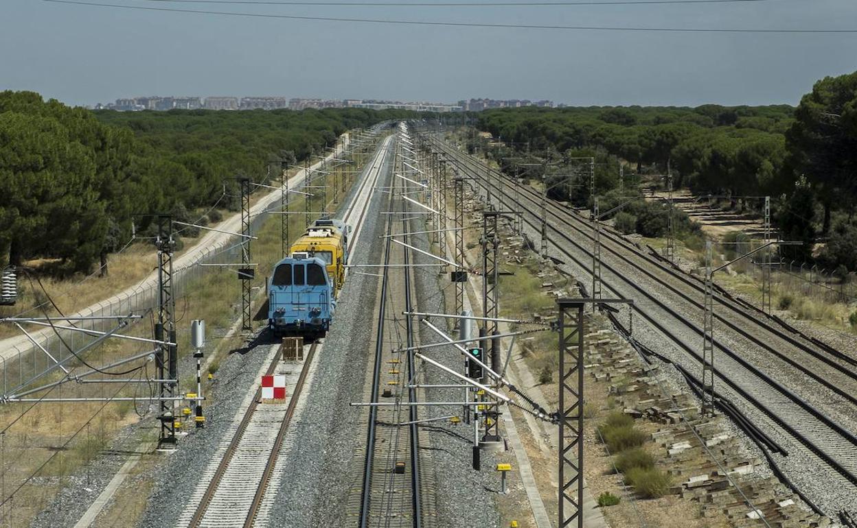 Estado de las obras para habilitar la segunda vía de alta velocidad en el tramo Valladolid-Río Duero.