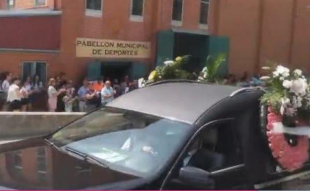 Uno de los coches funebres en el funeral que ha tenido lugar en el Pabellón Municipal de Deportes.