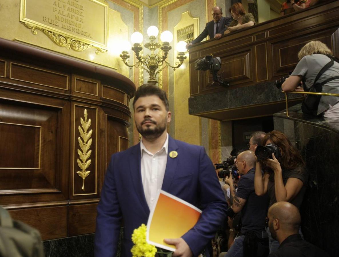 Gabriel Rufian entra en el plenario con un ramillete de flores amarillas en alusión a los presos del 'procés'.