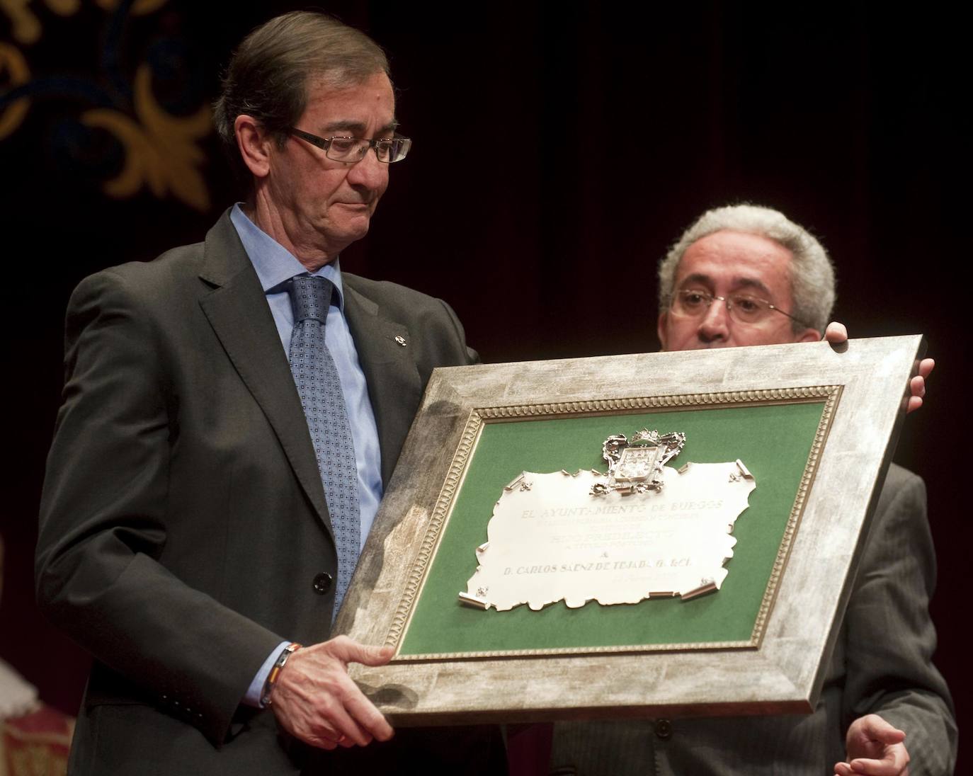 Juan Carlos Aparicio (exalcalde de Burgos) entrega la placa de Título de Hijo Predilecto al padre de Carlos Sáenz de Tejada, guardia civil asesinado por ETA en Mallorca. 