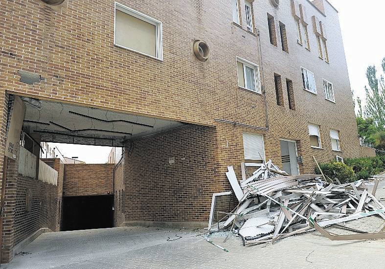 Restos de la deflagración en una casa vecina afectada.