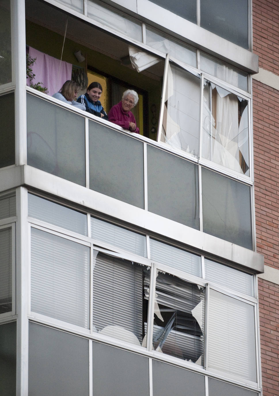 Unas vecinas observan los destrozos tras la explosión. 