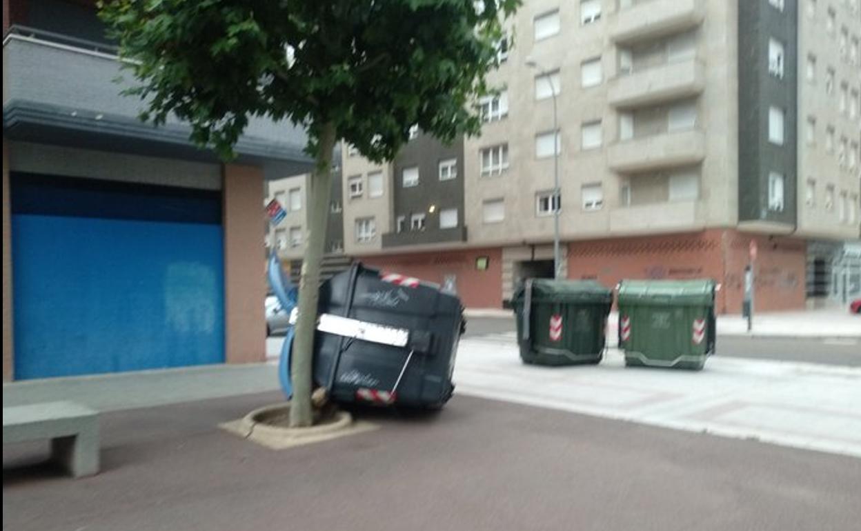 Contenedores derribados en el centro de la ciudad.