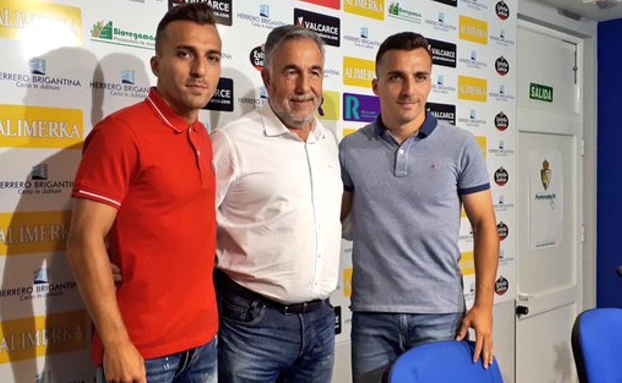 José Fernández Nieto con los nuevos jugadores.