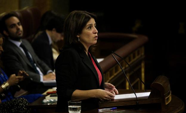 La portavoz del PSOE en el Congreso, Adriana Lastra, durante la última intervención del debate de investidura.
