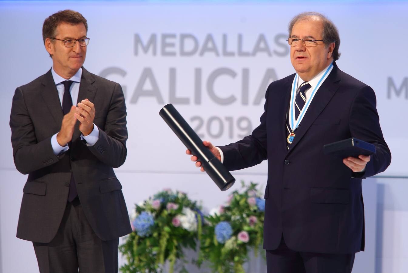 El expresidente de la Junta de Castilla y León, Juan Vicente Herrera (d), recibe la Medalla de Oro de Galicia de manos del presidente de la Xunta de Galicia, Alberto Núñez Feijoo (i).