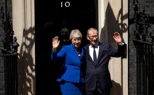 Theresa May y su marido Philip abandonan el número 10 de Downing Street.