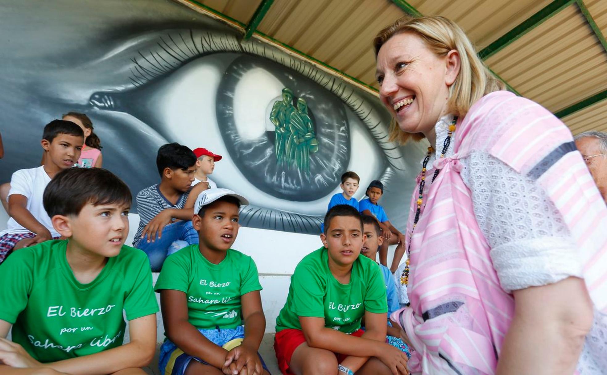 La consejera de Familia e Igualdad de Oportunidades, Isabel Blanco, visita a los niños saharauis