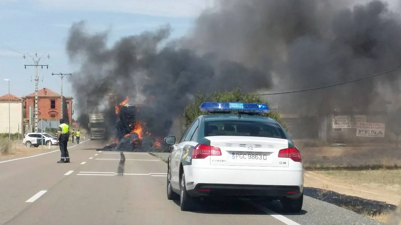 Arde un camión de paja en la localidad vallisoletana de Villalón.