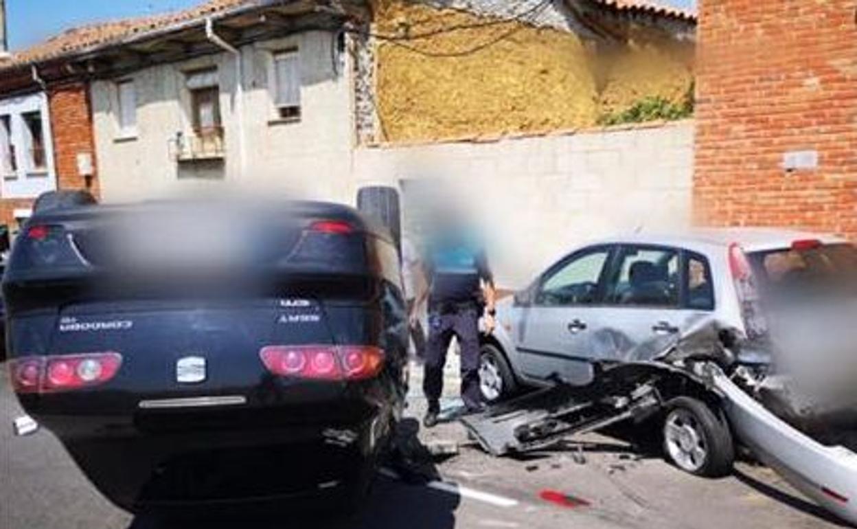 Agentes de la Policía Nacional en el lugar del accidente. 