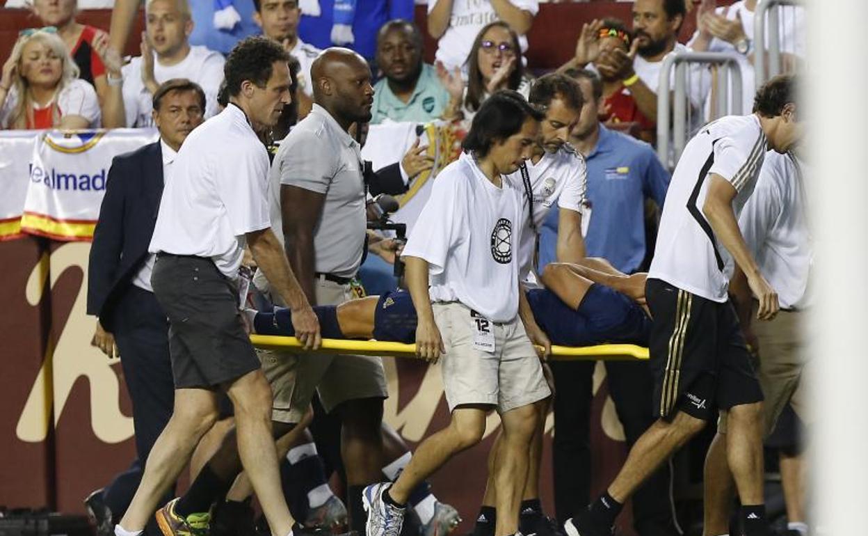 Marco Asensio, tras caer lesionado ante el Arsenal. 