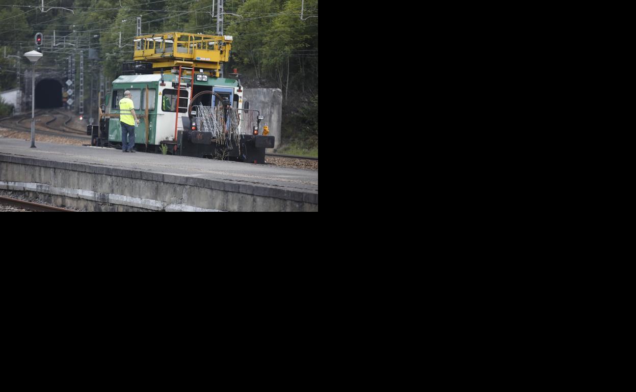 Operarios se afanan para reparar la catenaria.